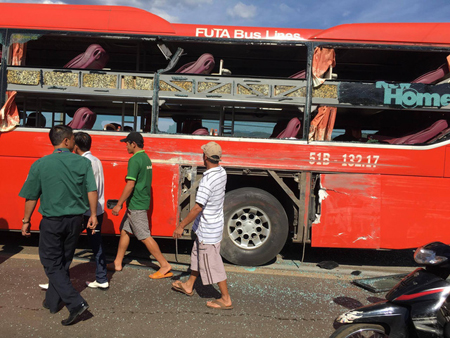 Hiện trường vụ tai nạn, xe khách Phương Trang trầy trụa và vỡ toàn bộ kính hông xe.